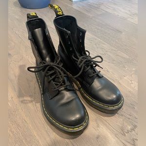 *SOLD* Like New Women’s Dr. Martens 1460